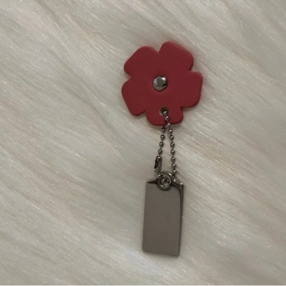 Coach Tea Rose Hangtag - Picture 2 of 3